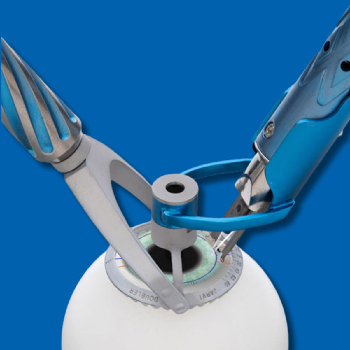 closer view of the Mastel Arcuate Corneal Compass being used on an eye.